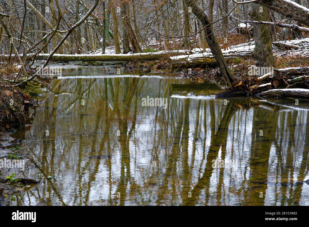 Fluss fließt durch wunderschöne Landschaften Stockfoto