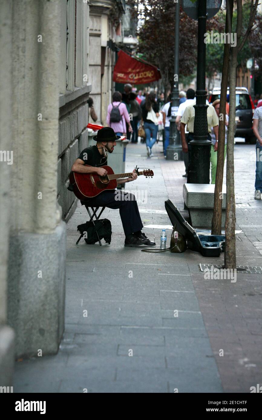 Calle de las Huertas, ein Straßenspieler, der sitzt und Gitarre spielt. Stockfoto