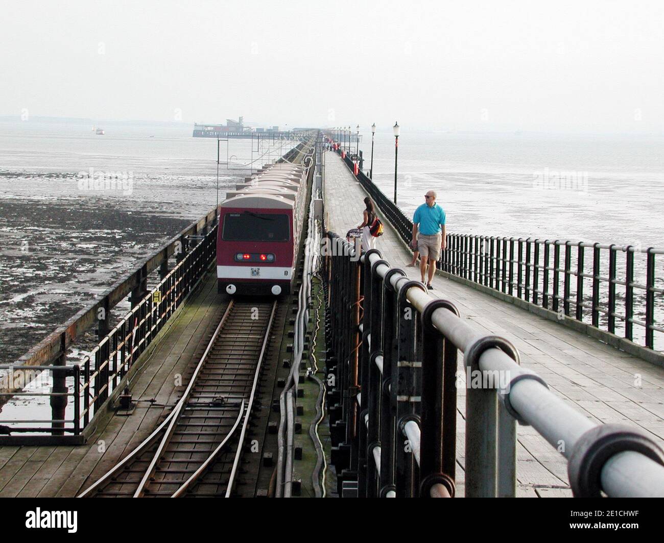 Southend Pier Railway Southend eine Meile langer Pier mit Zug Und zu Fuß Stockfoto