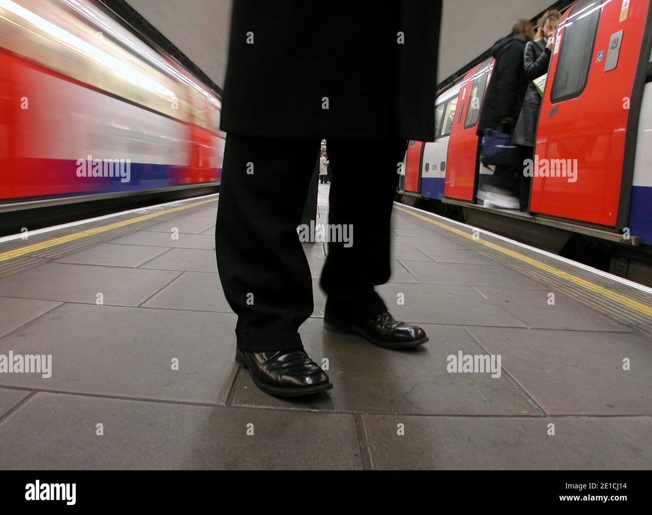 Pendler auf Londoner U-Bahn u-Netzwerk Nordlinie Bahnstation Clapham Common während der Rush hour Stockfoto