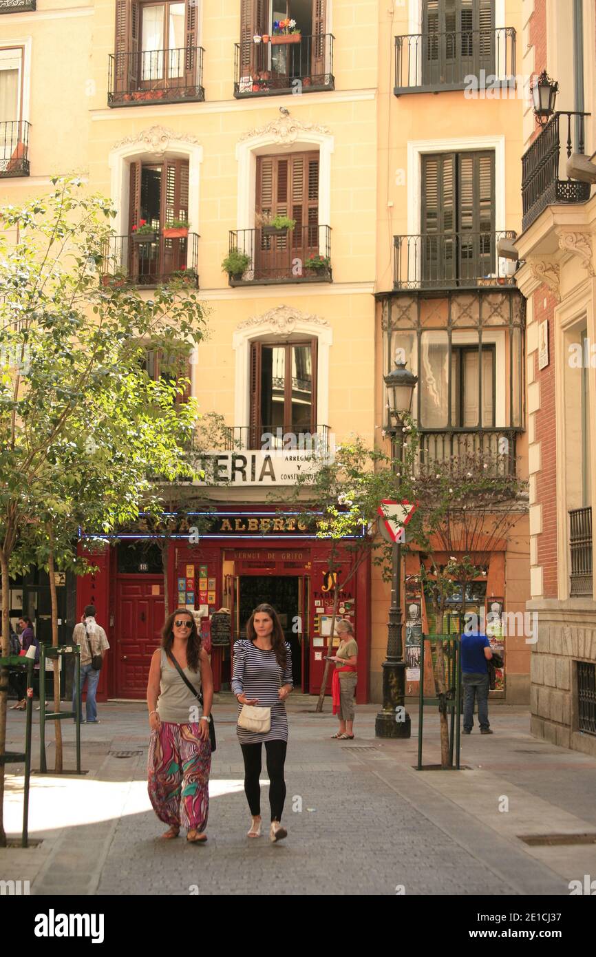 Pedesrtians zu Fuß vor der Taberna Casa Alberto in Madrid Stockfoto