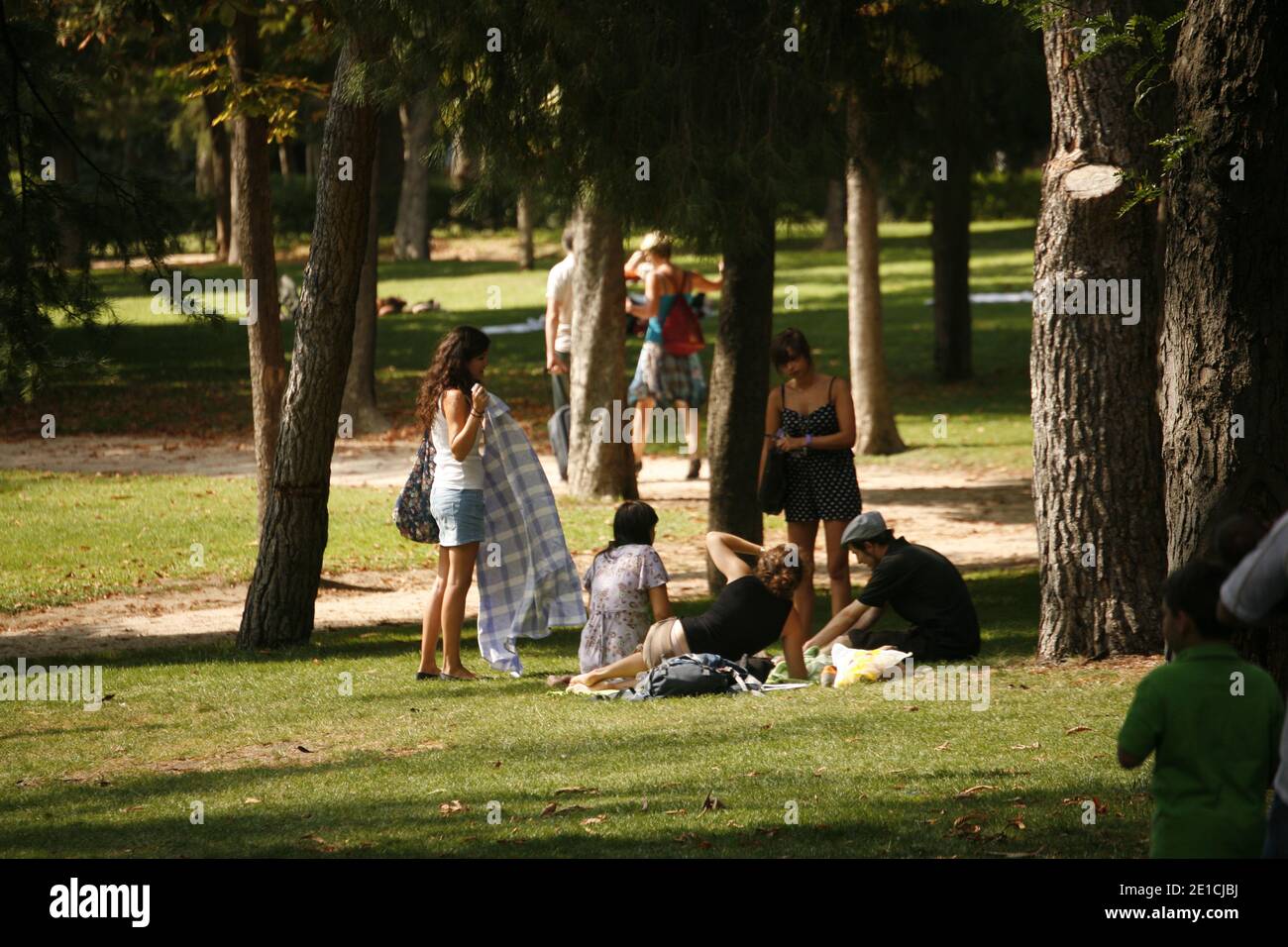 Eine Gruppe junger Leute hat einen Picic nic Platz im Parque del Retiro in Madrid gefunden. Stockfoto