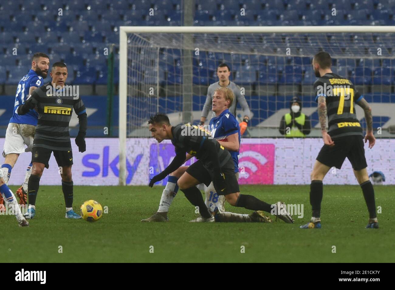 Genua, Italien. Januar 2021. Genova, Italien, Luigi Ferraris Stadion, 06. Januar 2021, Alexis Sanchez (Inter), Lautaro Martinez (Inter), MORTEN THORSBY (Sampdoria) während UC Sampdoria gegen FC Internazionale - Italienische Fußballserie A Spiel Kredit: Danilo Vigo/LPS/ZUMA Wire/Alamy Live News Stockfoto