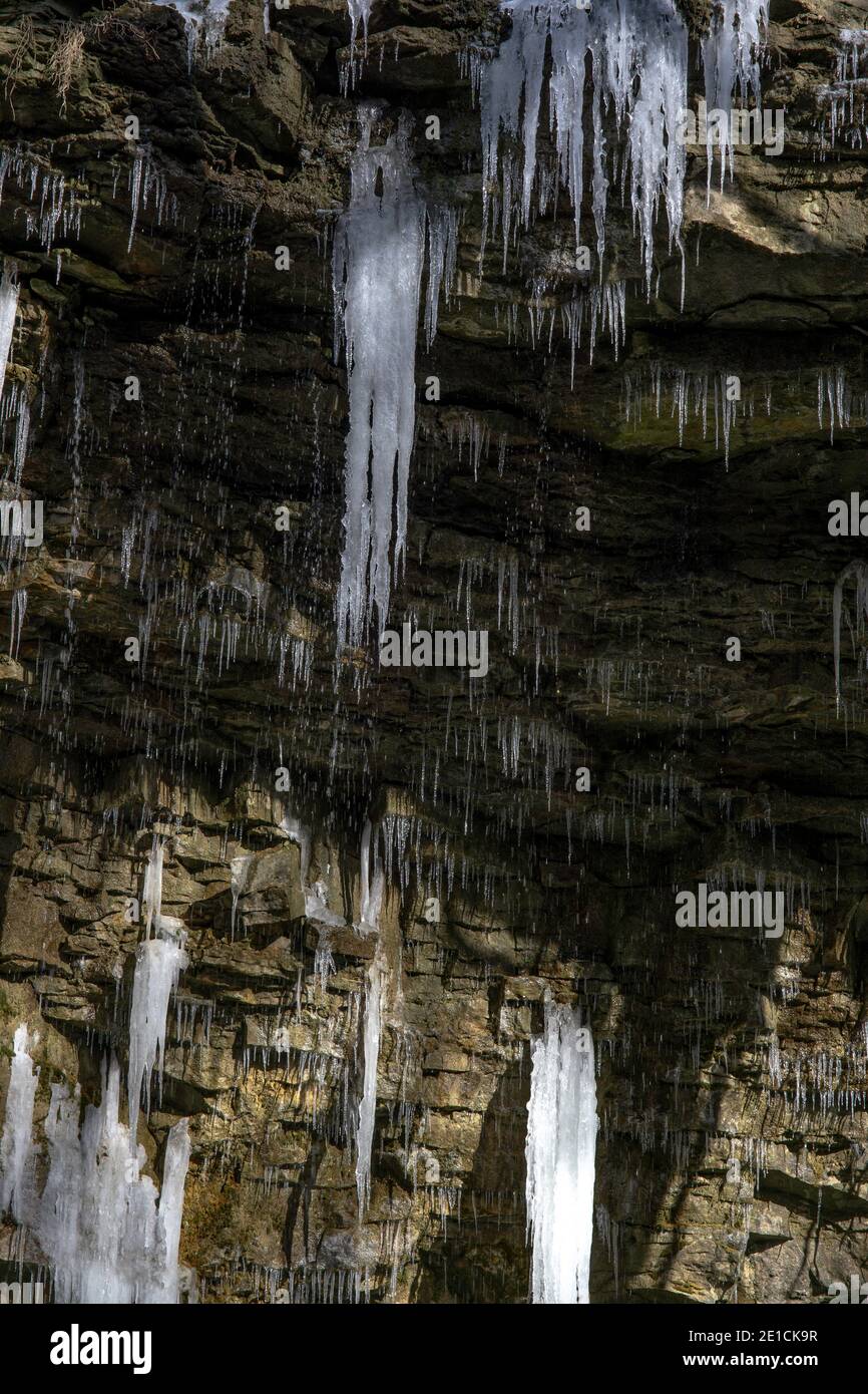 Fluss fließt über die Klippe schaffen einen schönen Wasserfall Stockfoto