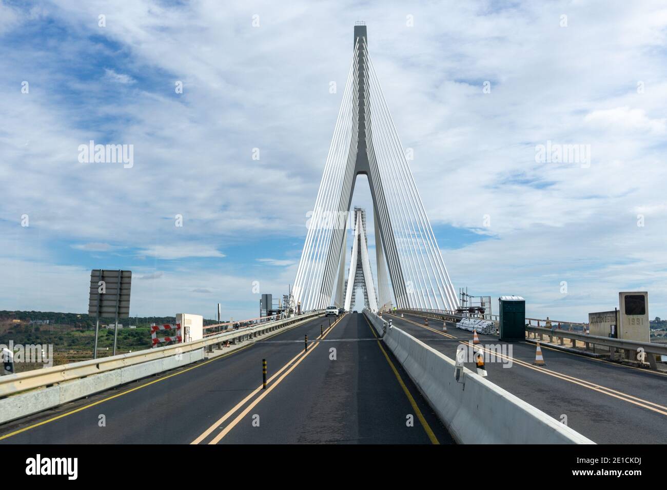 Castro Marim, Portugal - 5. Januar 2020: Baustelle und Verkehr auf der Puente Internacional de Guadiana Stockfoto