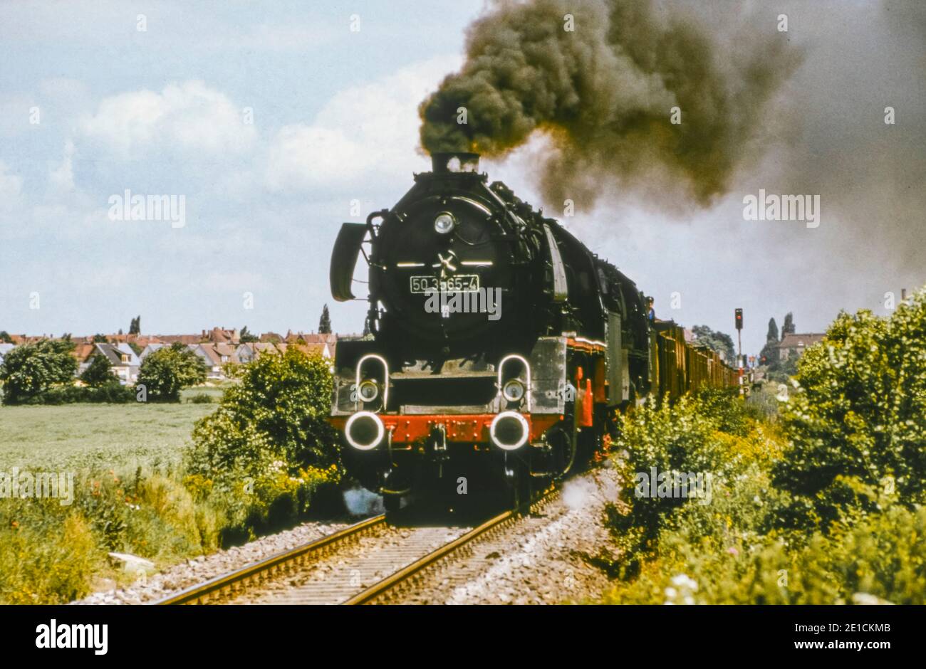 Zwei Güterzuglokomotiven der Baureihe 50 35 mit SCHWERLASTZUG bei Halberstadt im Juni 1979, Sachsen-Anhalt, Deutschland, Europa Stockfoto