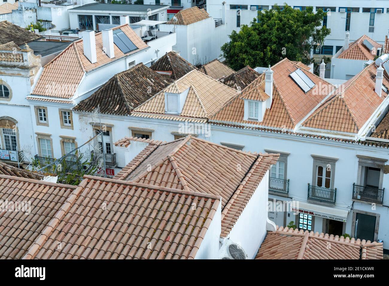 Tavira, Portugal - 4. januar 2021: Blick über die Dächer der Altstadt von Tavira Stockfoto