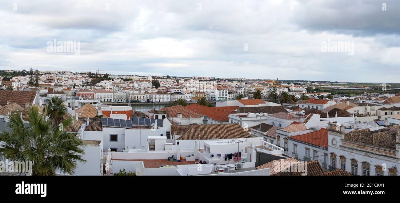 Tavira, Portugal - 4. januar 2021: Panoramablick auf die Dächer der Altstadt von Tavira Stockfoto