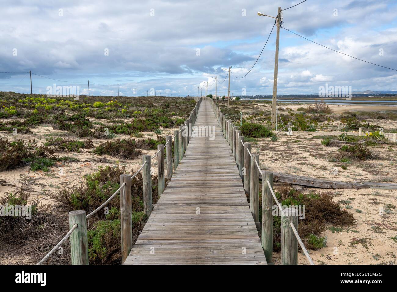 Eine endlose lange Holzboardwlk in der Ria Formosa National Park an der Algarve Stockfoto