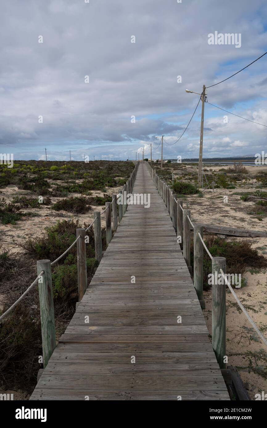 Eine endlose lange Holzboardwlk in der Ria Formosa National Park an der Algarve Stockfoto