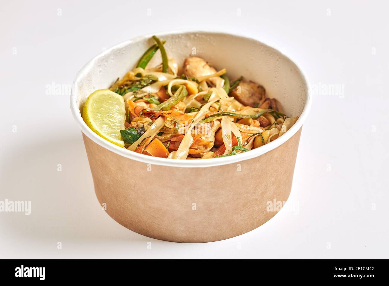 Pad thai Nudelwürfel mit Huhn Zucchini und Cashewnüssen isoliert auf weißem Hintergrund. Stockfoto