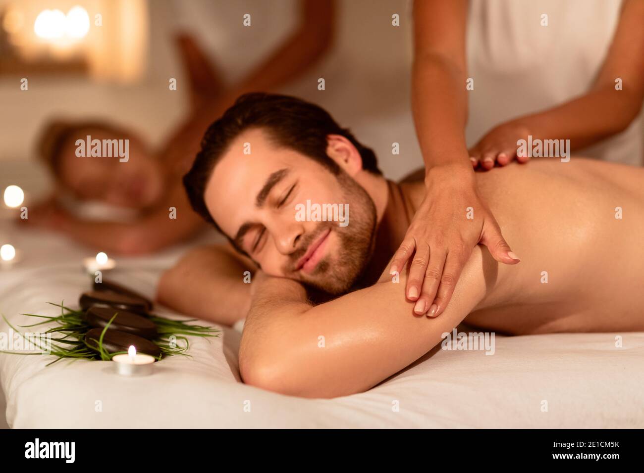 Ehemann Und Ehefrau Genießen Massage Und Kräuteraromatherapie Liegen Im Haus Stockfoto