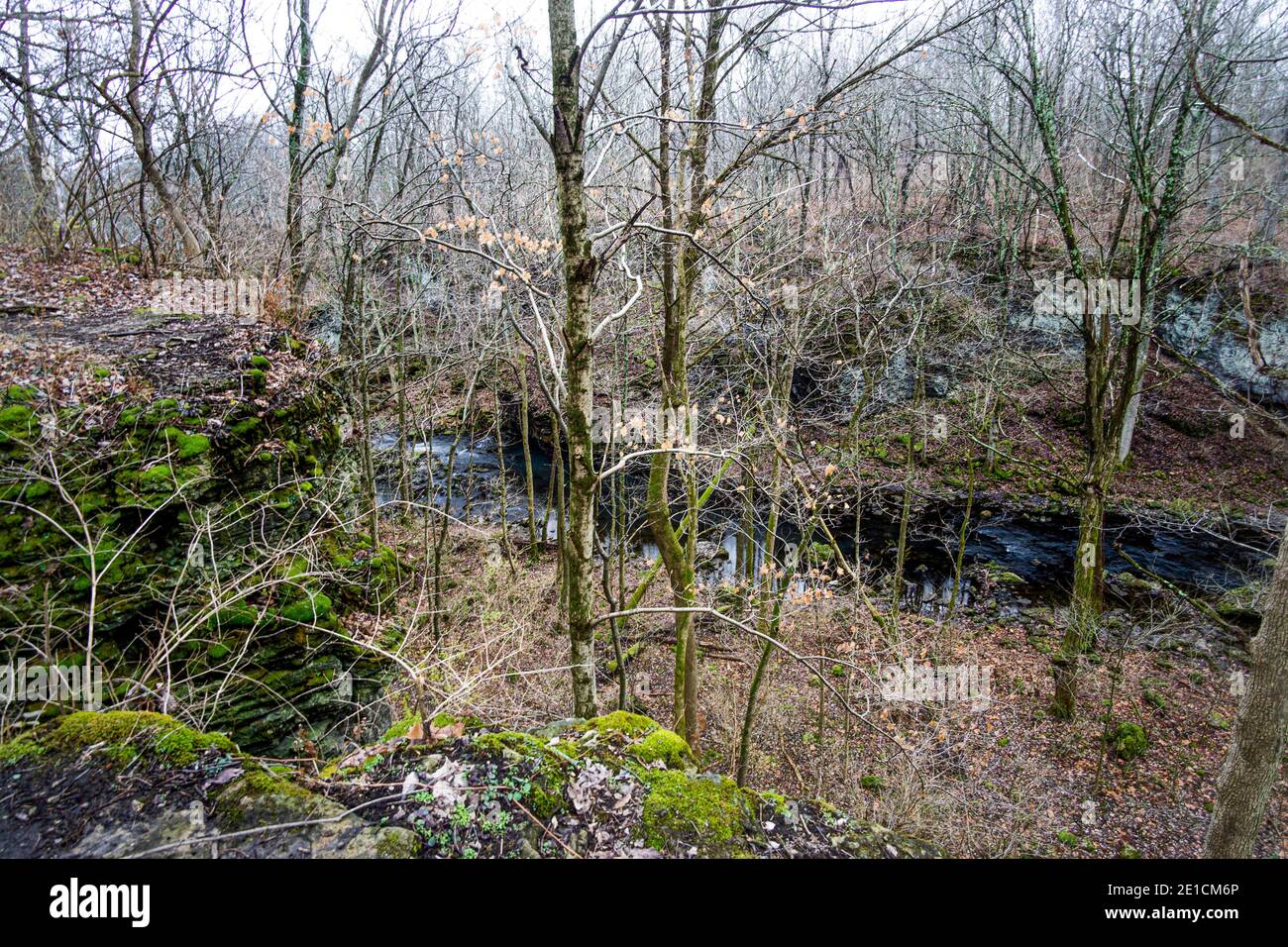 Fluss fließt durch wunderschöne Landschaften Stockfoto