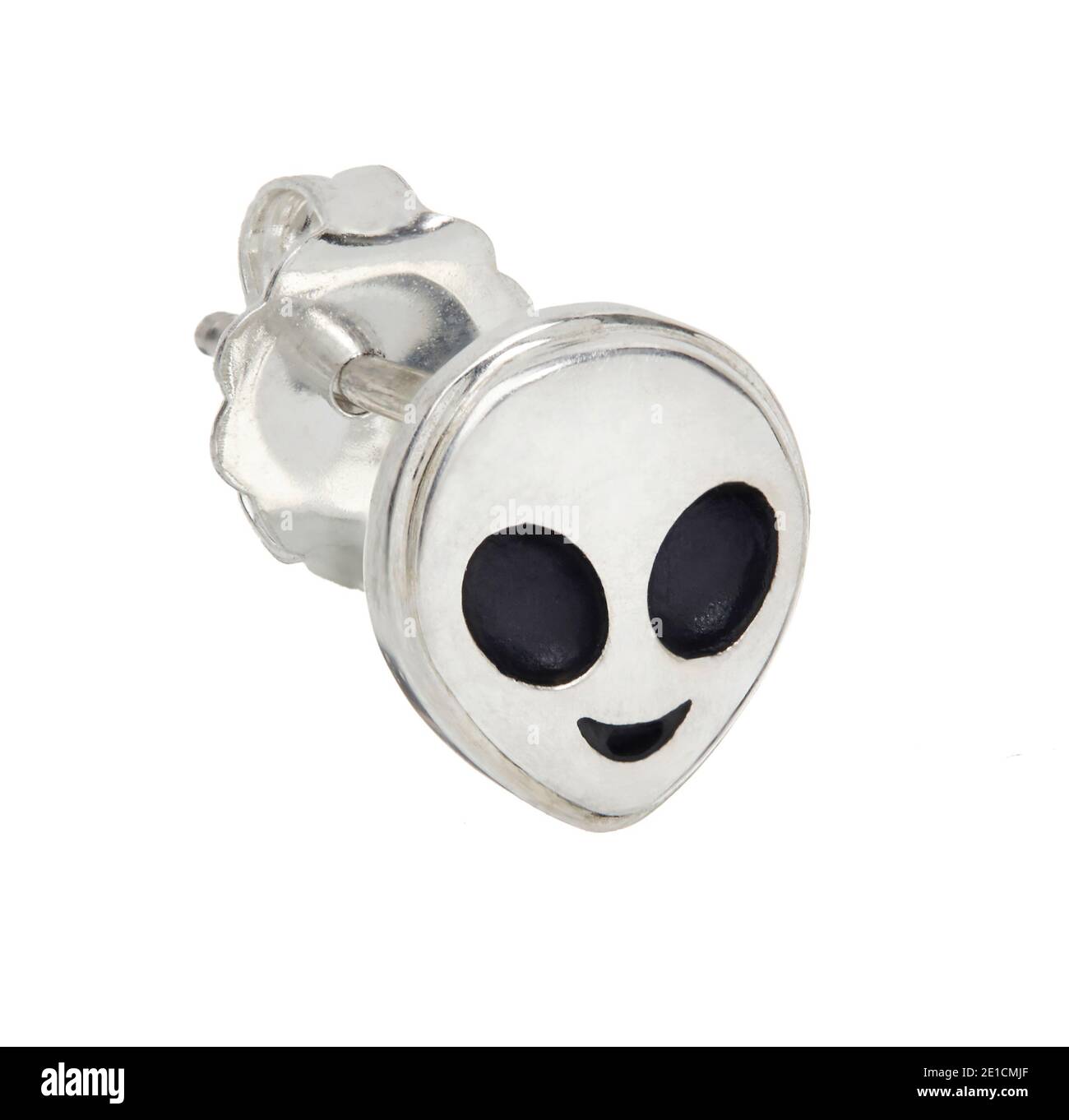 Silberner außerirdischer Emoji-Ohrring von Wendy Brandes fotografiert auf einem Weißer Hintergrund Stockfoto