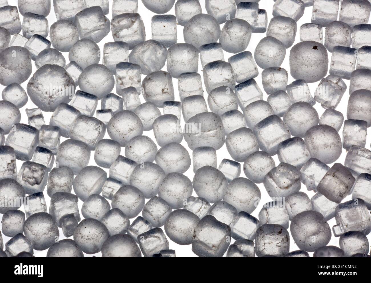 Makrobild von jodiertem Salz mit 5-facher Vergrößerung, aufgenommen auf Ein weißer Hintergrund Stockfoto