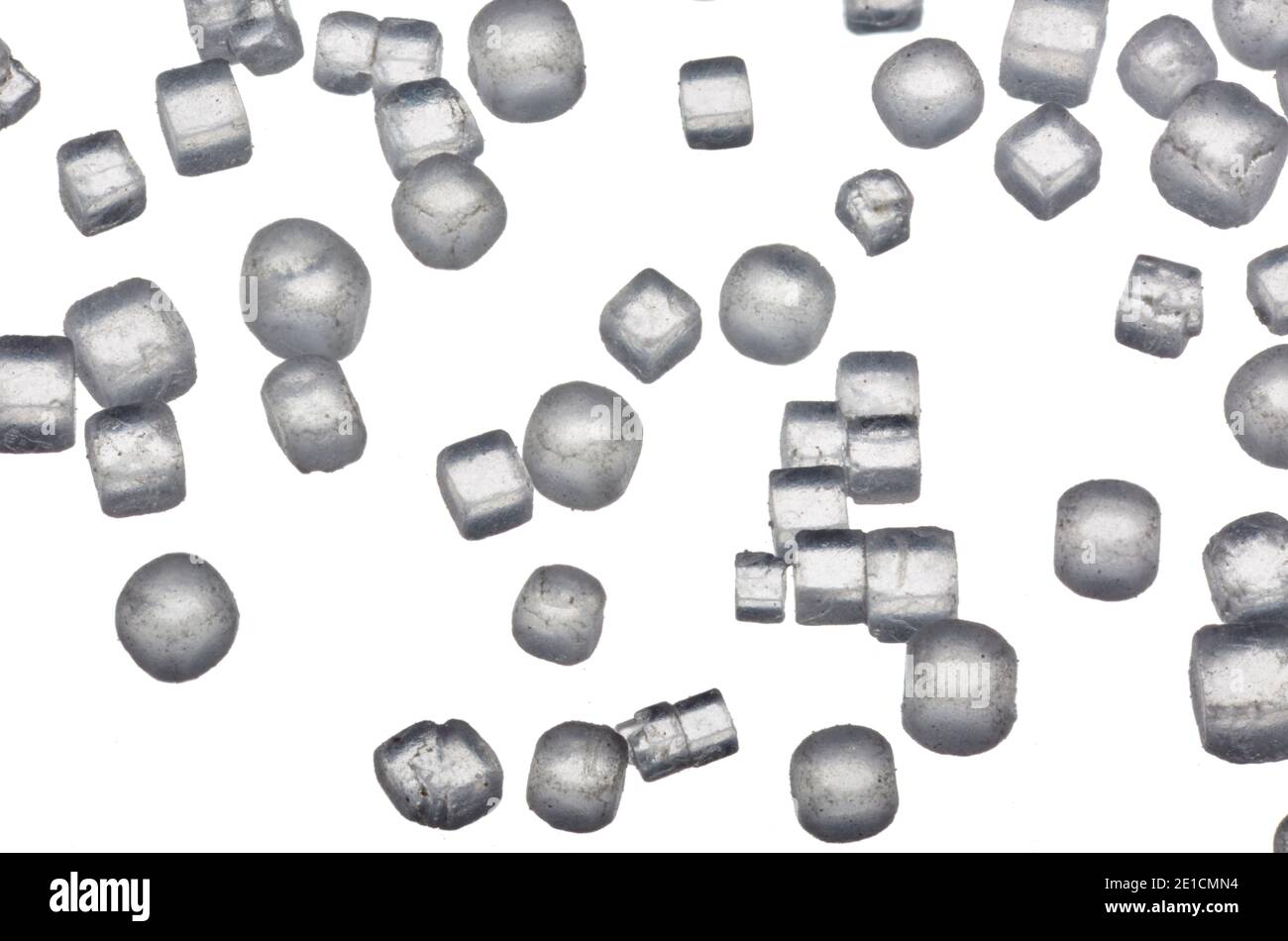 Makrobild von verstreuten jodierten Salzgranulaten mit 5facher Vergrößerung Fotografiert auf weißem Hintergrund Stockfoto