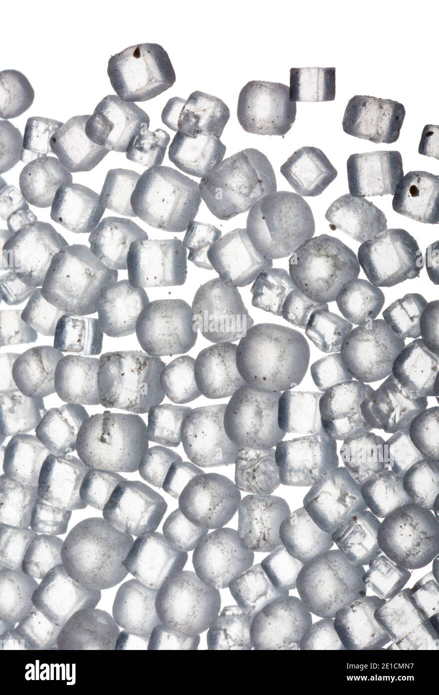 Makrobild von jodiertem Salz mit 5-facher Vergrößerung, aufgenommen auf Ein weißer Hintergrund Stockfoto