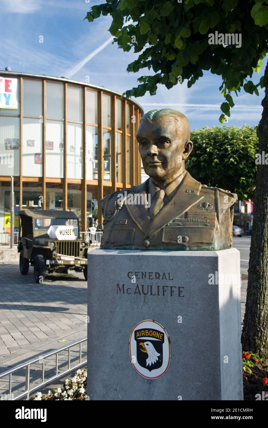 Eine Statue des amerikanischen General McAuliffe aus dem 2. Weltkrieg auf dem Stadtplatz, Bastogne, Belgien. Stockfoto