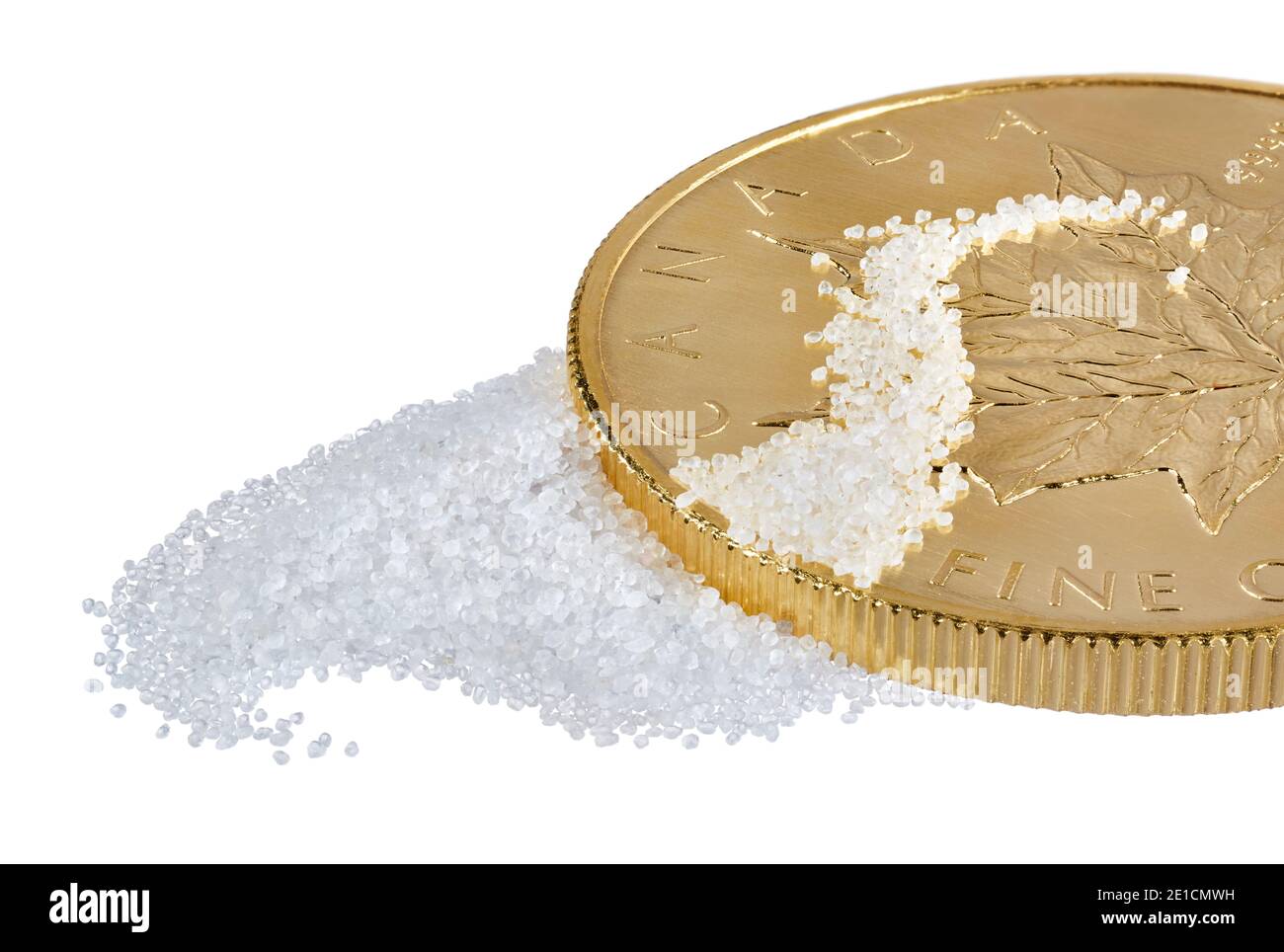 Weißer Sand verstreut auf Gold Kanadische Münze fotografiert auf einem Weißer Hintergrund Stockfoto