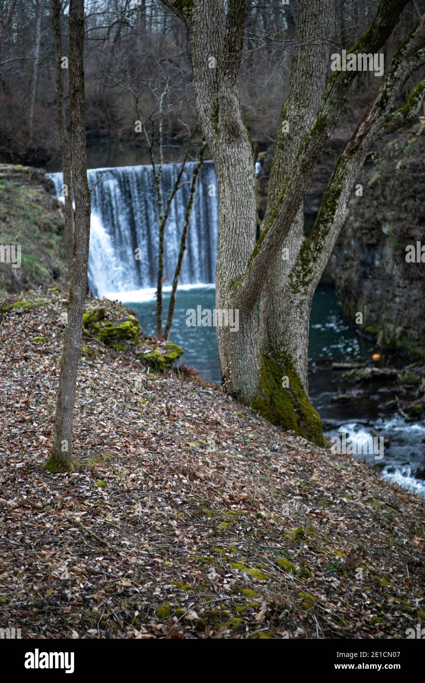 Fluss fließt über die Klippe schaffen einen schönen Wasserfall Stockfoto