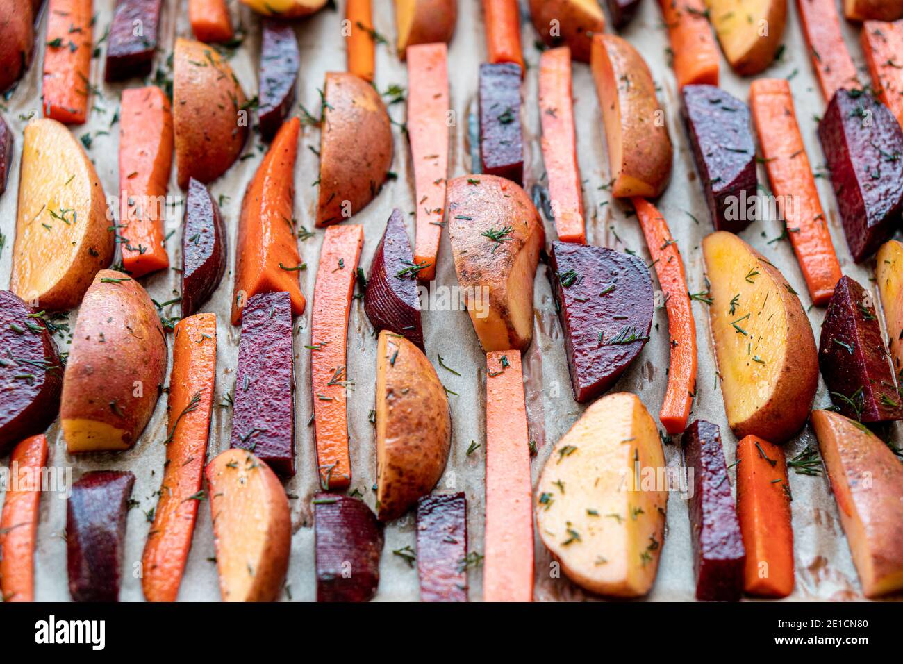 Restaurant, Vegetarismus, schnelles, gesundes Essen, Rezepte Konzepte - rohe Schnittkartoffeln Karotten, Rüben mit würzidem Dill. Frisches mariniertes Gemüse in Stockfoto