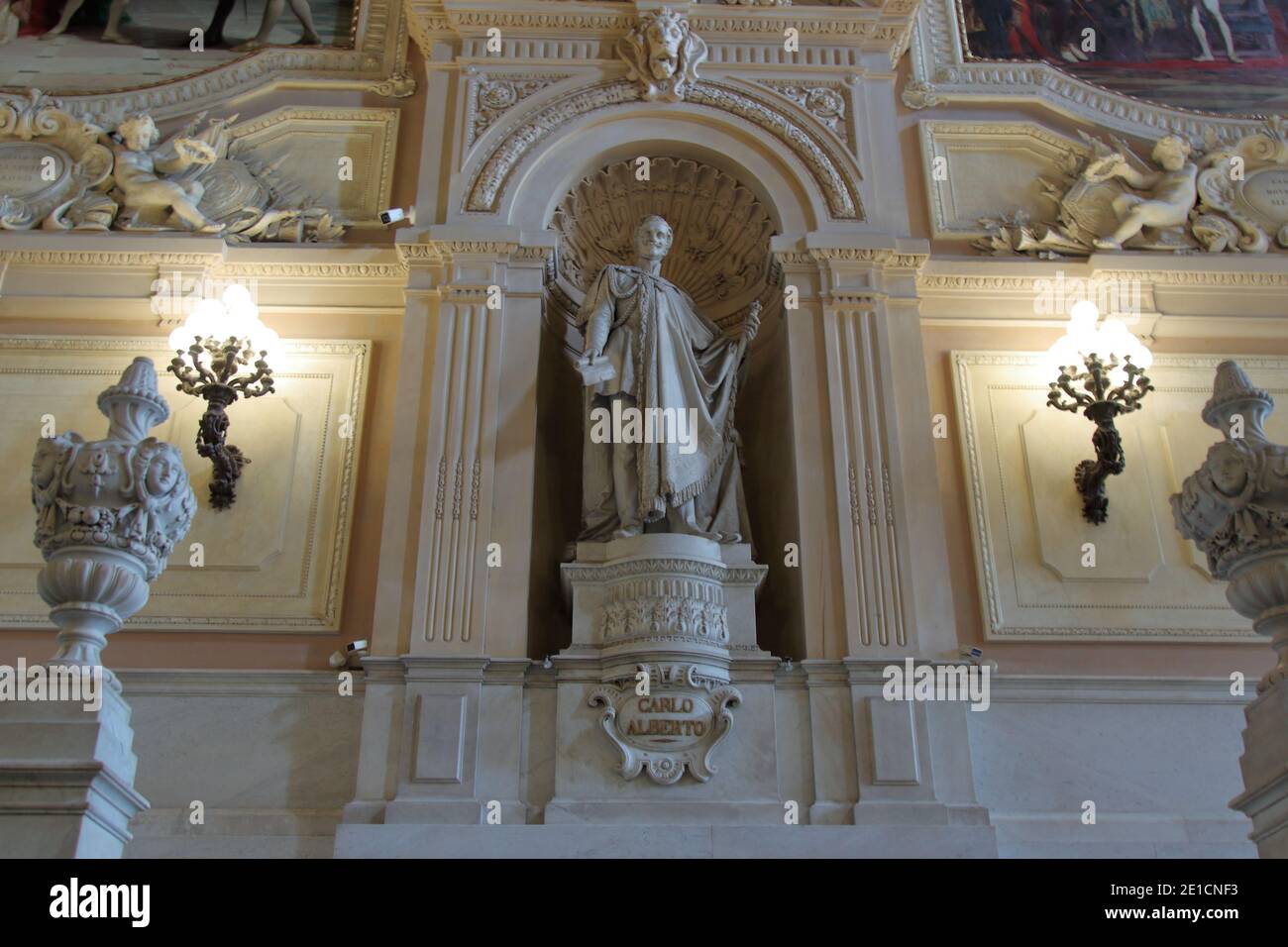 turin, Italien - September 2020: Marmorstatue von König Karl Albert am Eingang zum Königspalast Stockfoto
