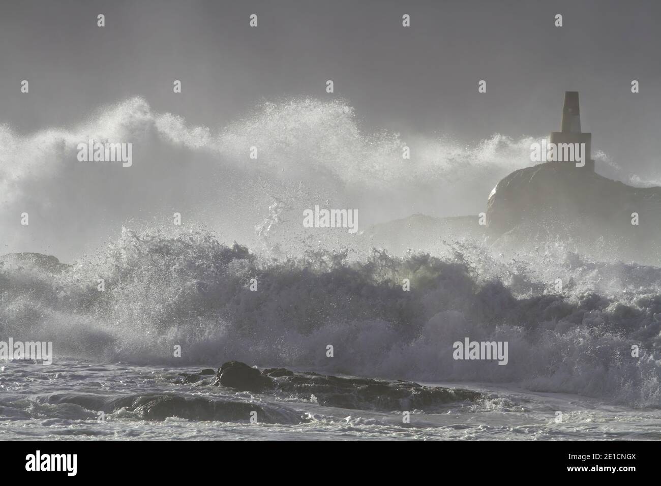 Dramatische große stürmische Welle mitten in der Feuchtigkeit approching Die portugiesische Küste Stockfoto