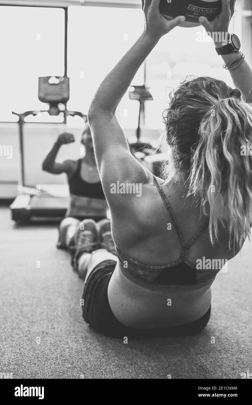 Damen Segelteam Perfect Vision Segeln Training zusammen als Teamkollegen In der Turnhalle als Teil ihrer hoffnungsvollen olympischen 470 Kampagne Stockfoto