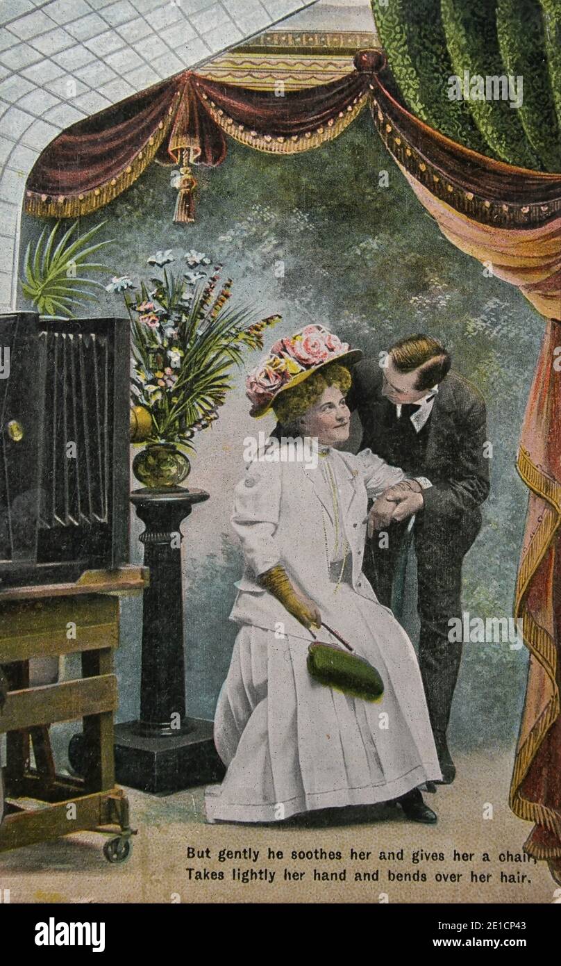 Altmodische Liebe, Paar im Fotostudio - ca. 1904 handgetönte Fotografie als Postkarte Stockfoto