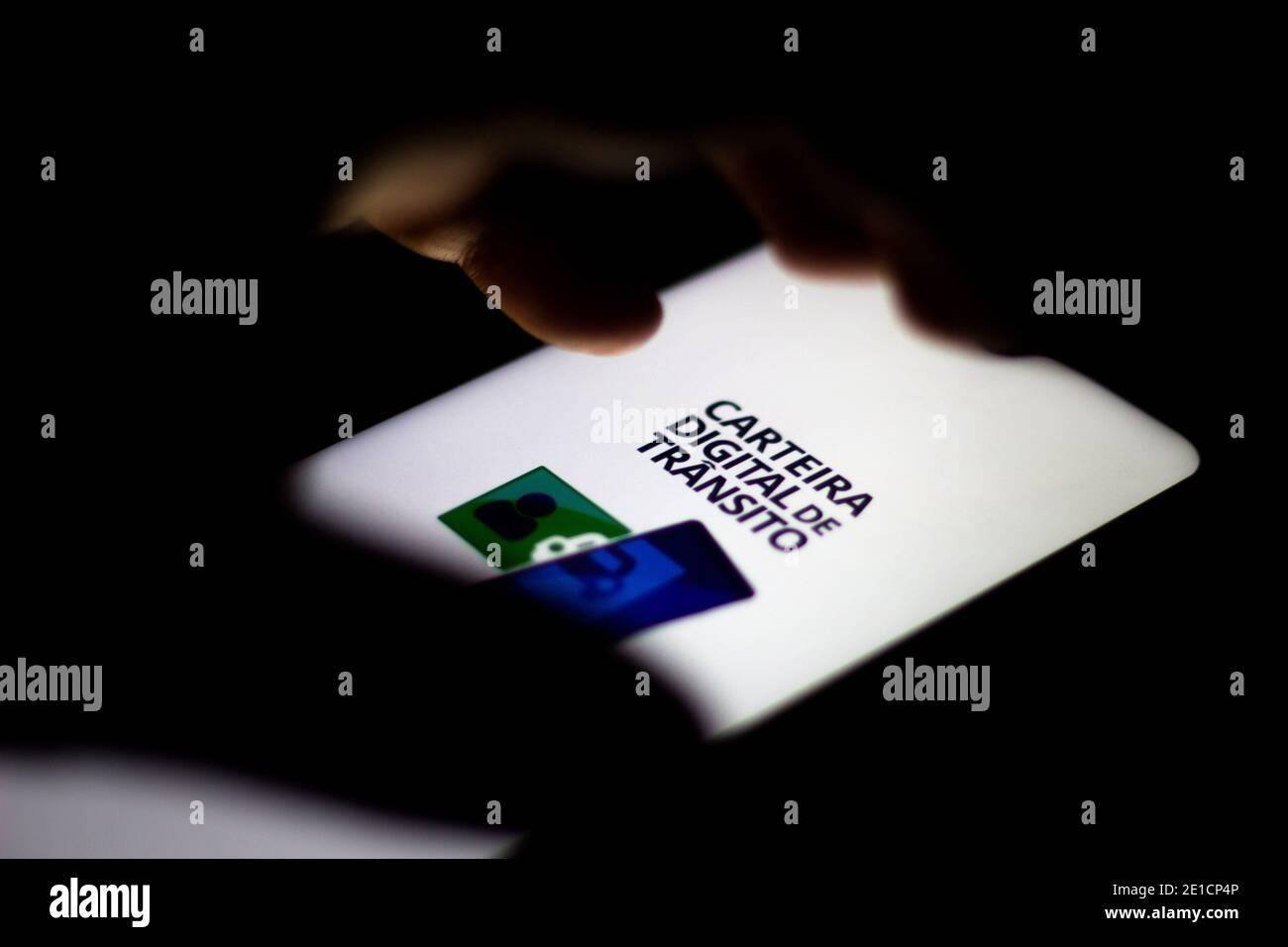 Brasilien, 06/01/2020 - Detran / Veículos - Aplicativo do sistema de DPVAT nacional exibido em tela de Smartphone e carnê de pagamento do IPVA 2021. (Fot Stockfoto