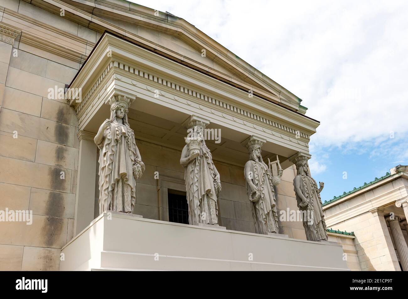 Vier von acht Caryatid-Figuren des Künstlers Augustus Saint-Gaudens in der Albright-Knox Gallery in Buffalo, NY. Stockfoto