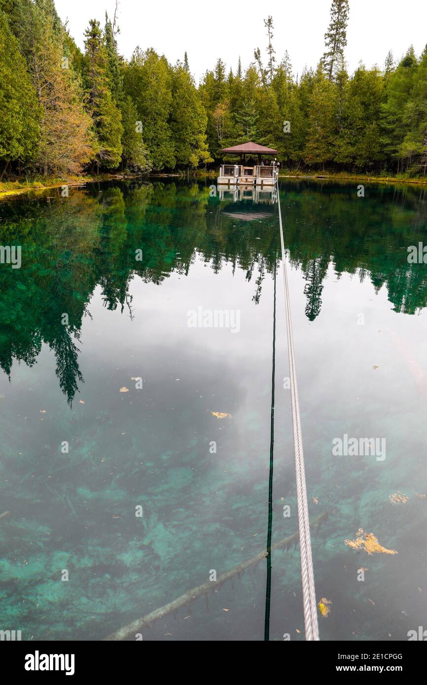 Blick auf Kitch-iti-kipi, Michigan's größte natürliche Süßwasserquelle. Der Name bedeutet großes kaltes Wasser und wird manchmal als Big Spring bezeichnet. Stockfoto