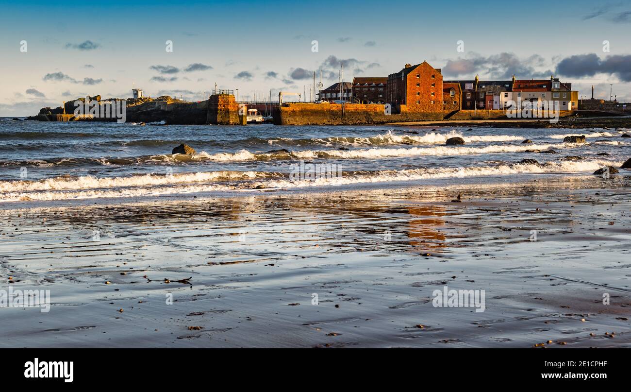 Blick über den West Bay Strand zum North Berwick Hafen mit Wellen, East Lothian, Schottland, Großbritannien Stockfoto