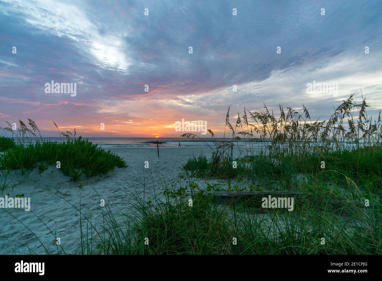 Schöner Sonnenaufgang am Strand in New Smyrna Beach Juli 2020. Stockfoto