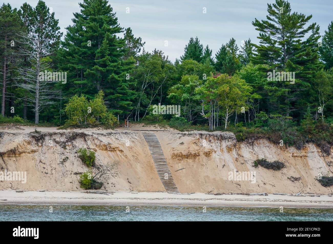 Sandsteinklippen, Strände, Sanddünen, Wasserfälle, Binnenseen, tiefe Wälder und wilde Küsten laden zum Besuch des Pictured Rocks National Lakeshore ein Stockfoto