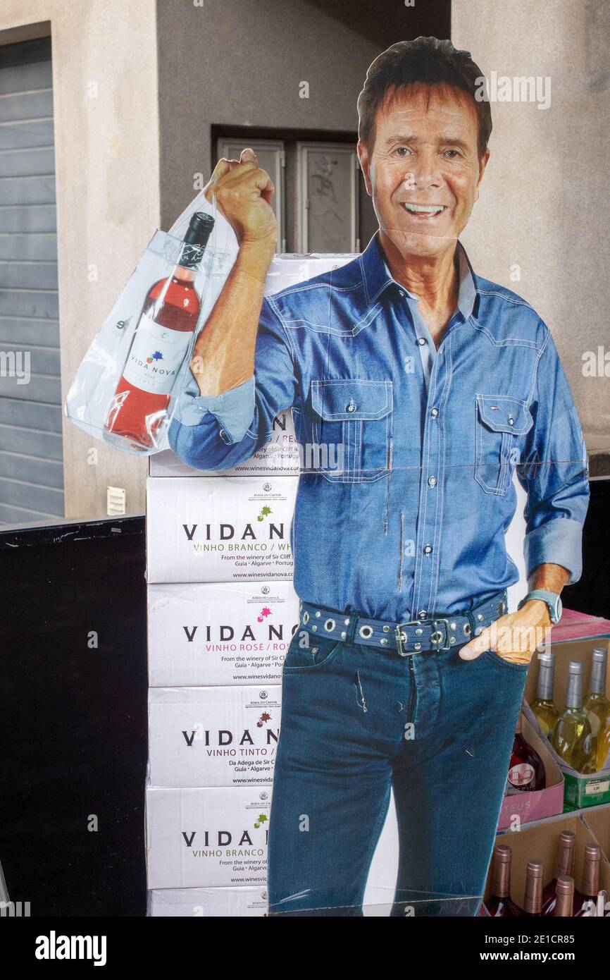 Weinladen Display Karton aus Cliff Richard geschnitten Werbung für seinen Vida Nova Wein in Albufeira Portugal, Cliff Richards Weingut Vineyard ist in Guia A Stockfoto