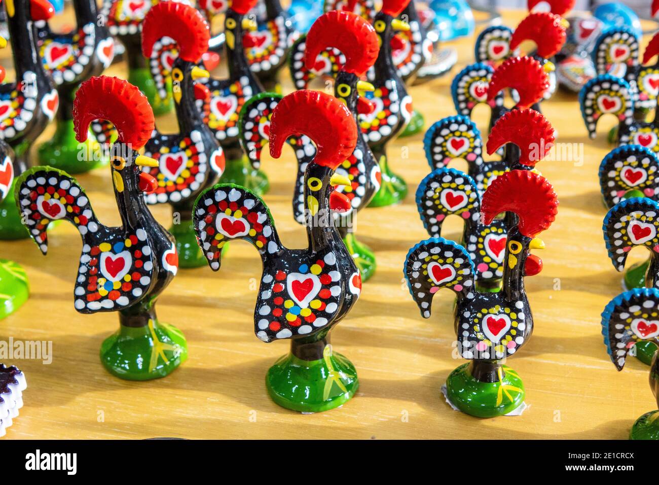 Ein Shop-Shop-Display mit Tourist Souvenir-Modelle der Portugiesisch Barcelos Rooster Portugal Stockfoto