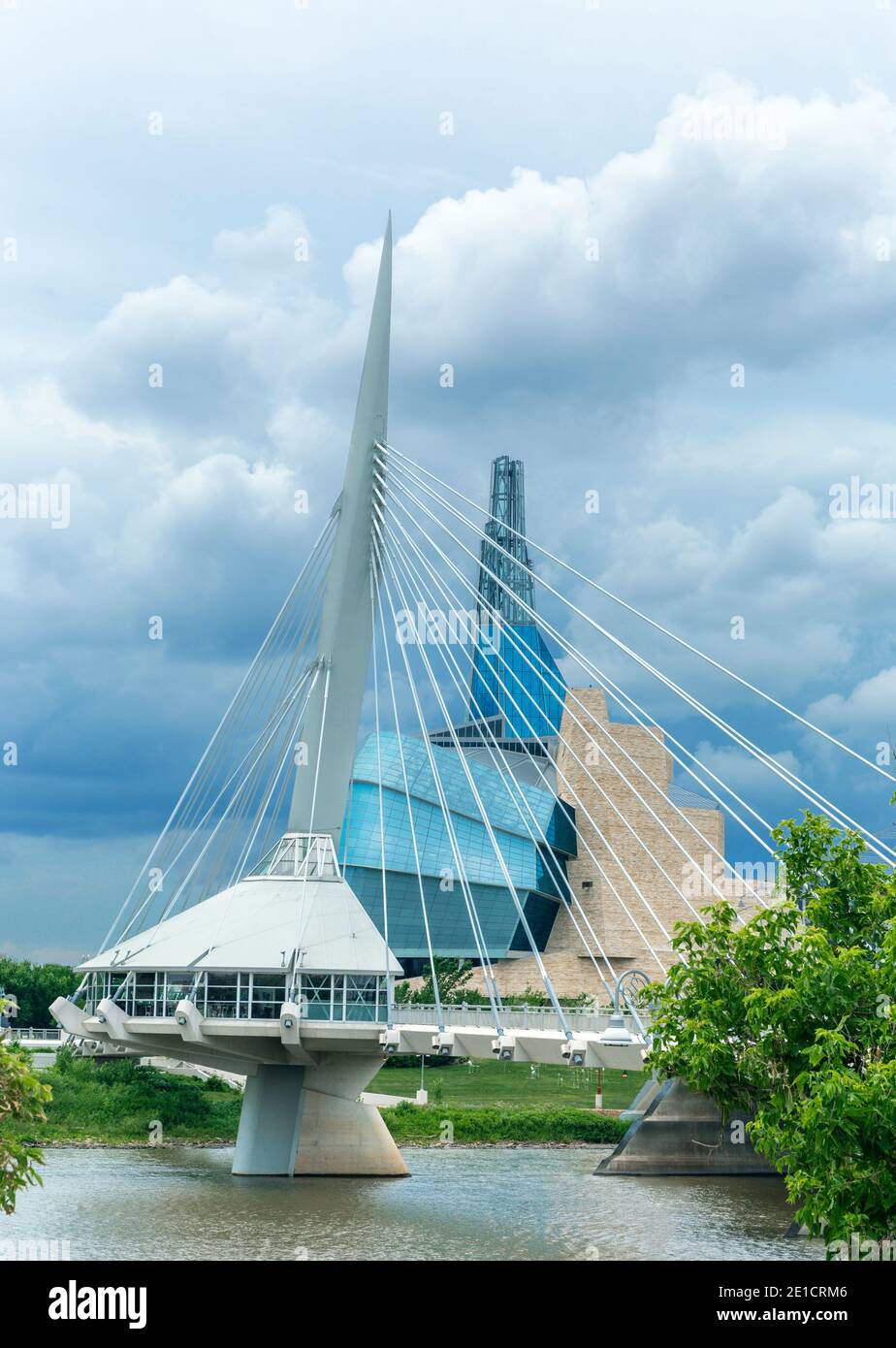 Die Esplanade Riel, Fußgängerbrücke über den Red River und Canadian Museum for Human Rghts an einem bewölkten Tag. Winnipeg, Manitoba. Stockfoto