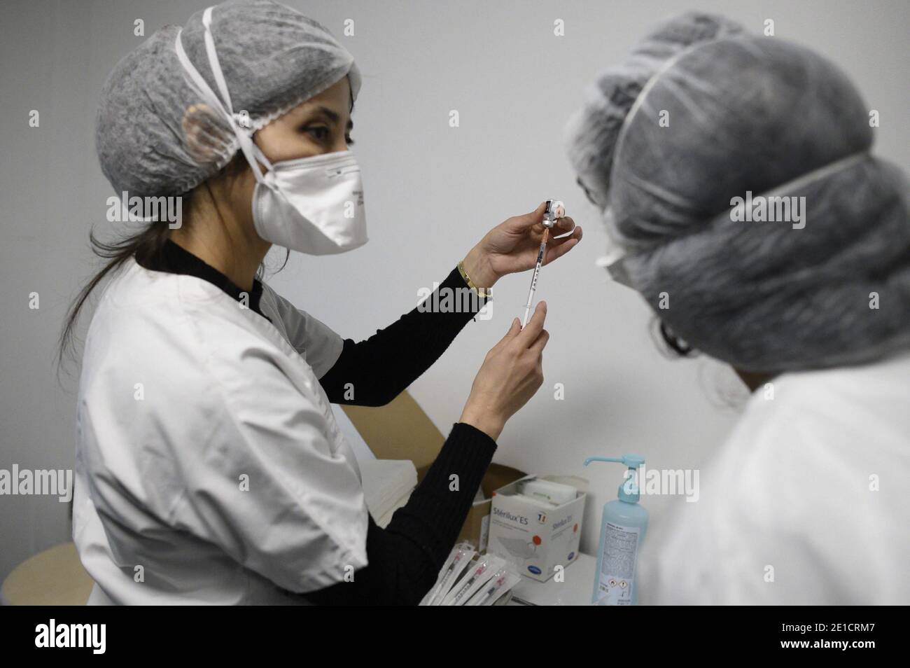 Ein Gesundheitsmitarbeiter bereitet am 6. Januar 2021 in Aulnay-sous-Bois eine Spritze mit dem Impfstoff Pfizer/BioNTech Covid-19 vor, während mehrere französische medizinische Vertreter und Persönlichkeiten den Impfstoff erhalten. Foto von Eliot Blondt/ABACAPRESS.COM Stockfoto