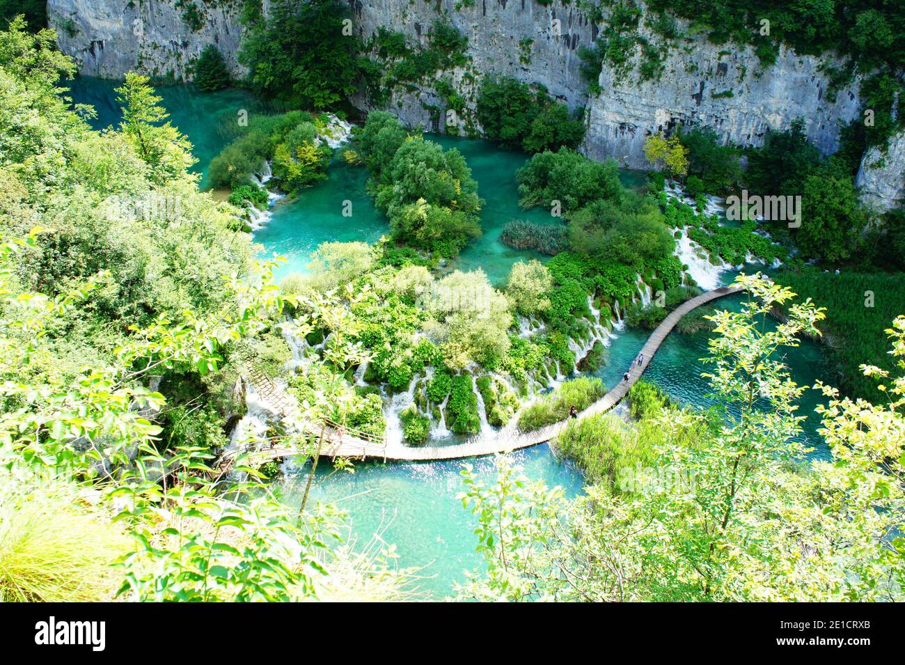 Kroatien, Plitvice, Straße zwischen See Stockfoto