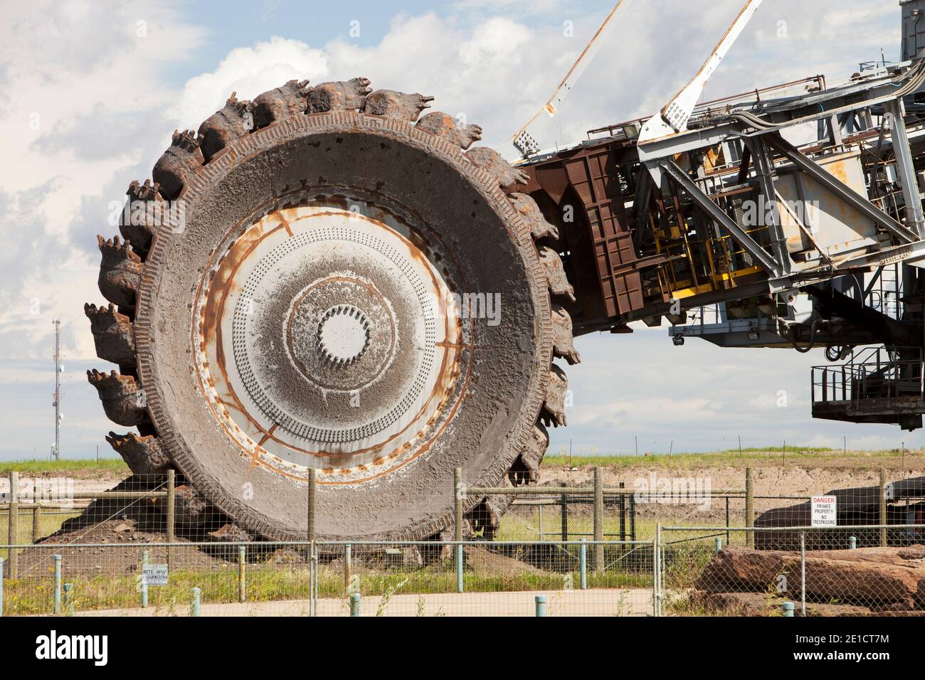 Eine massive Schaufelrad durch das Syncrude upgrader Anlage. Die tar sands sind der größte industrielle Projekt auf dem Planeten, und die Umwelt Stockfoto