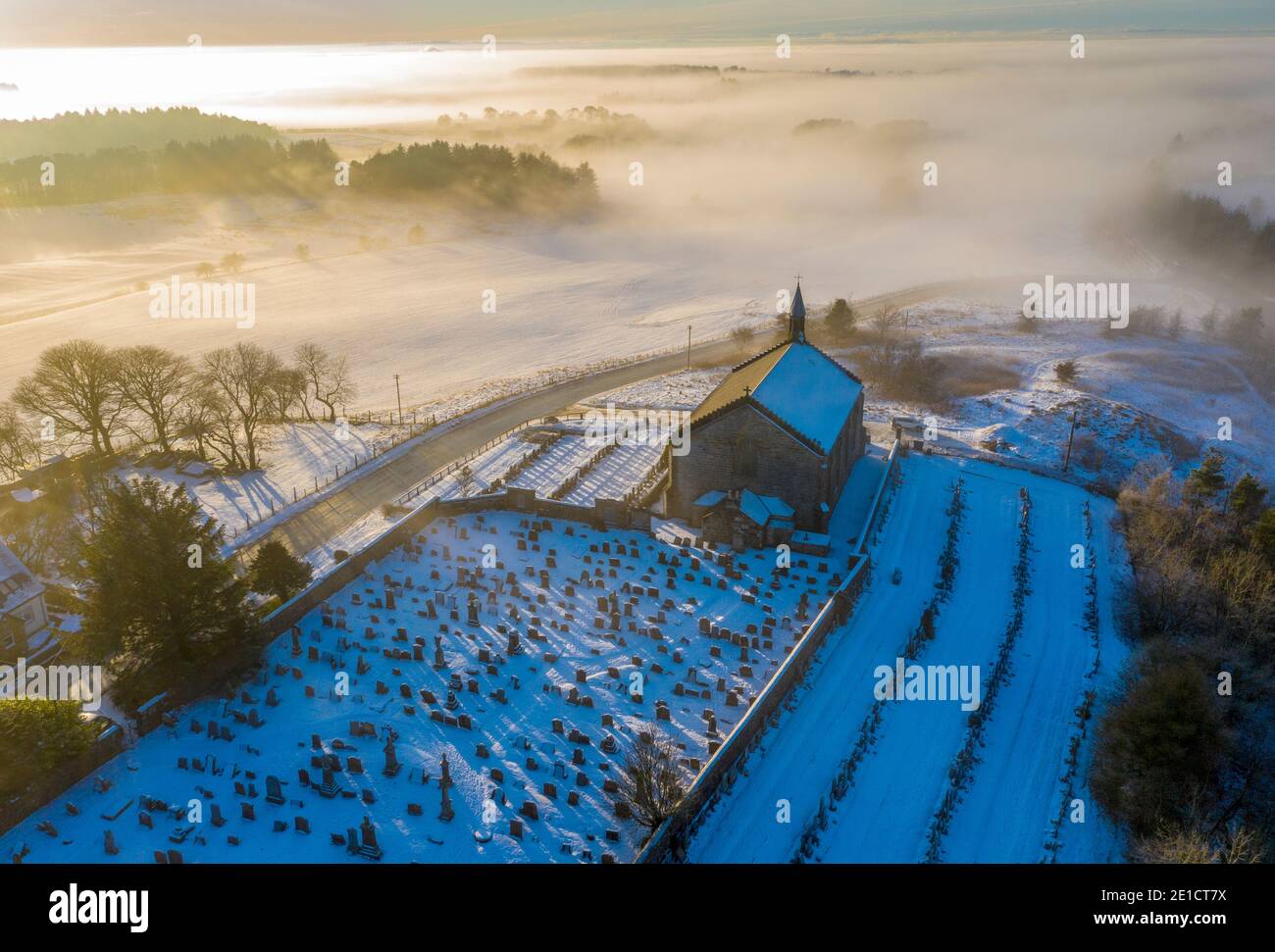 Luftaufnahme der Kirk 'o Shotts Parish Church, Salsburgh, North Lanarkshire, Schottland. Stockfoto