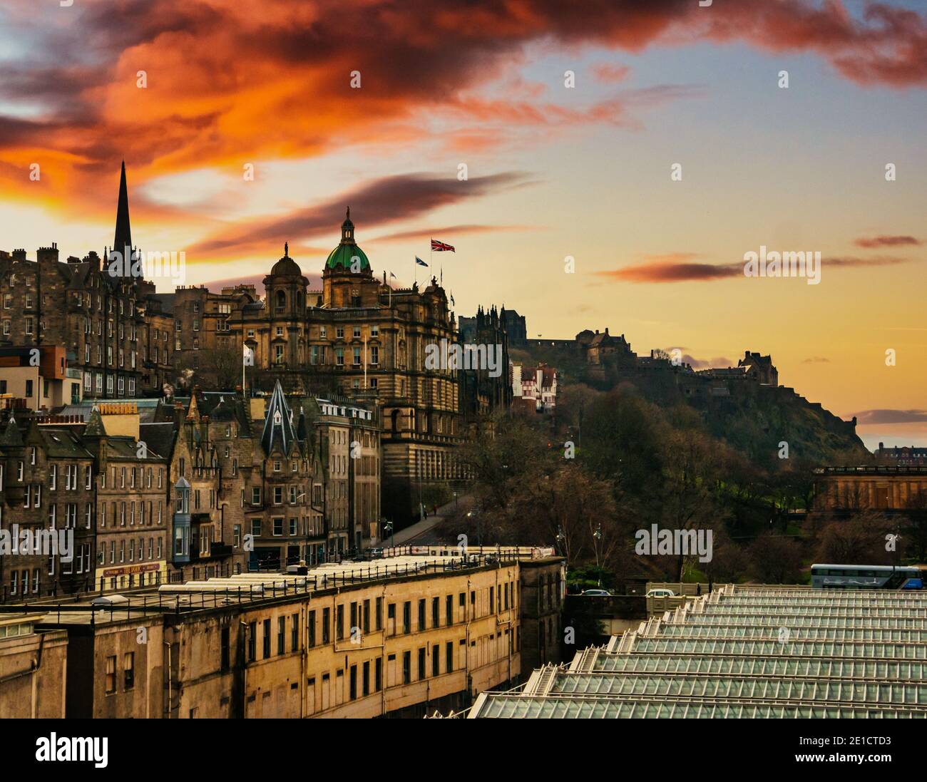 Blick über das Glasdach des Waverley Bahnhofs auf den Mound & Edinburgh Castle bei Sonnenuntergang, Edinburgh, Schottland, Großbritannien Stockfoto