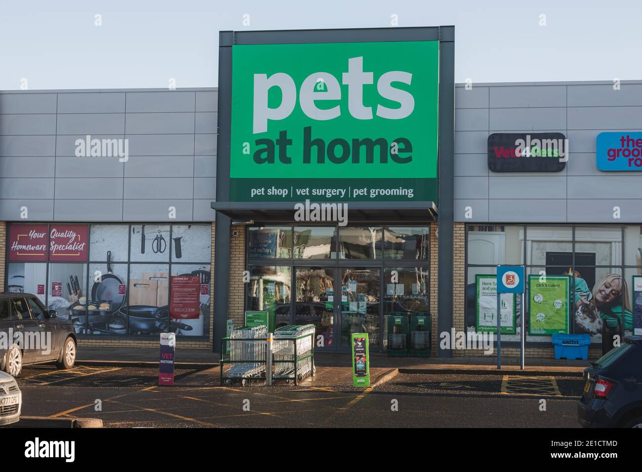 The Pets at Home im Craigleith Retail Park in Edinburgh. Pets at Home ist eine große Kette, die Haustierbedarf verkauft. Stockfoto