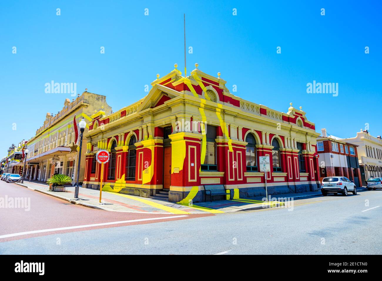 Fremantle, Western Australia - Jan 2, 2018: Historisches Gebäude an der Ecke der High Street und Adelaide Street und ist Teil der optischen Illusion Stockfoto