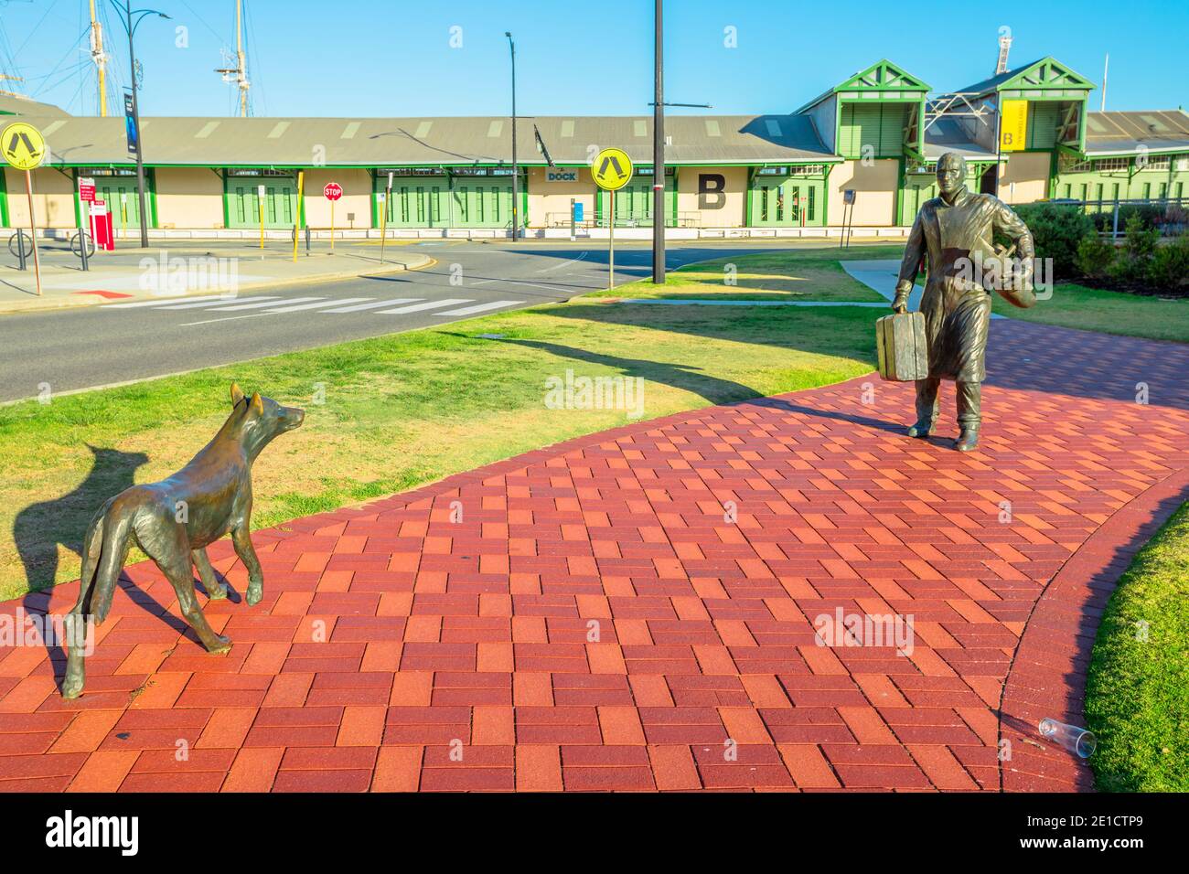 Fremantle, Western Australia - Jan 4, 2018: Skulptur Southern Cross oder man and Dog, stellt jemand in Fremantle für ein neues Leben und Stockfoto