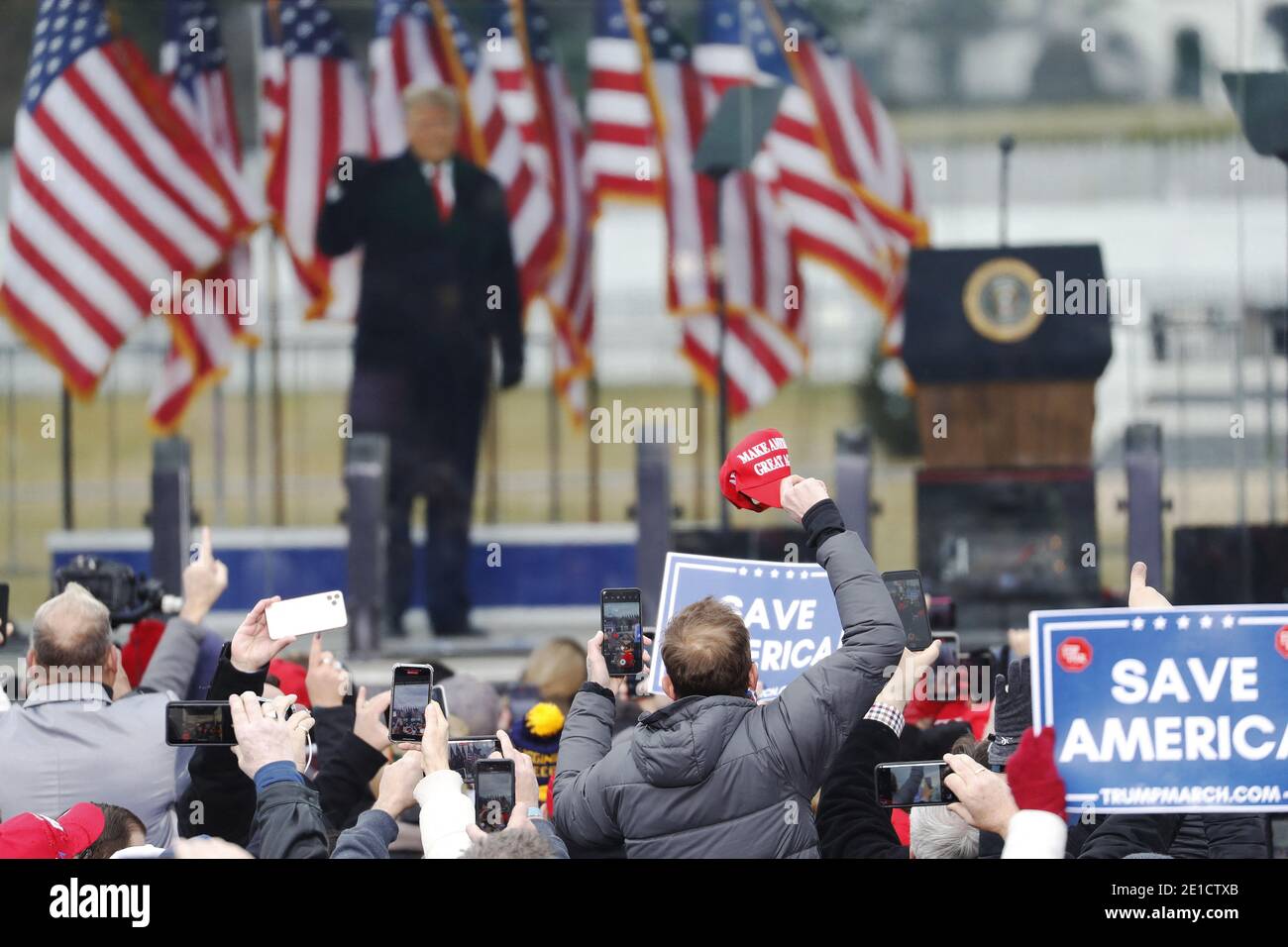 US-Präsident Donald J. Trump hält Bemerkungen an Unterstützer, die sich versammelt haben, um gegen die bevorstehende Zertifizierung von Joe Biden als nächster Präsident auf der Ellipse durch den Kongress in Washington, DC, USA, am 06. Januar 2021 zu protestieren. Verschiedene Gruppen von Trump-Anhängern versammeln sich, um zu protestieren, während sich der Kongress auf ein Treffen vorbereitet und die Ergebnisse der US-Präsidentschaftswahlen 2020 bescheinigt. Stockfoto