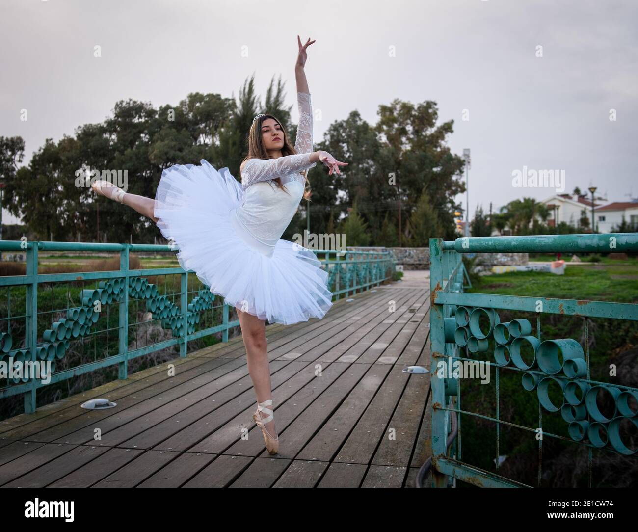Teenage Ballerina Mädchen trägt weißes Kleid und Point Schuhe tanzen  Ballett im Freien Stockfotografie - Alamy