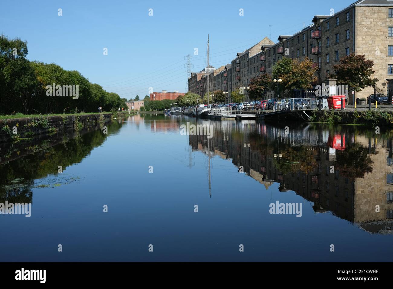Reflexionen auf dem Wasser in Spiers Wharf, Forth und Clyde Canal. Glasgow. Winter strahlend blauer Himmel an einem sonnigen Tag Stockfoto