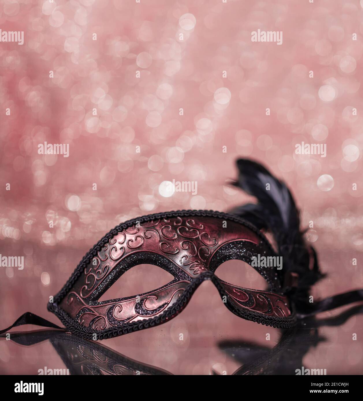 Karnevalsmaske. Ornament Luxus venezianischen Maskenschmuck mit Federn auf rosa Bokeh Hintergrund. Geheimnisvolle Maskerade für Party, Zaubershow, Oper, Fiesta, die Stockfoto